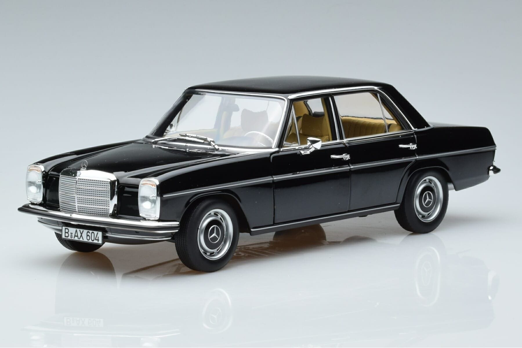 Mercedes 200 W115 Limitierte Auflage Norev 1:18